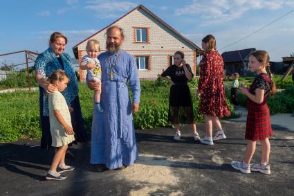 Ряжский район. Село Новое Еголдаево. Священник отец Дионисий (Денис Соляков) и матушка Надежда со своей семьей.