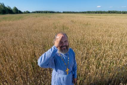 Ряжский район. Село Новое Еголдаево. Священник отец  Дионисий (Денис Соляков)  в своем фермерском хозяйстве.