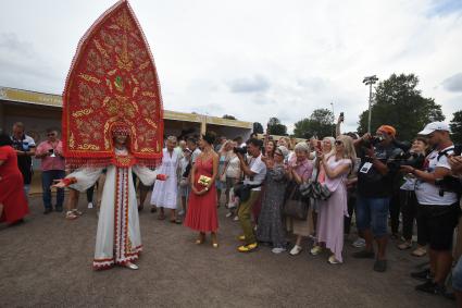 Москва. На Межрегиональном фестивале `Русское поле`, который проходит на территории музея-заповедника  Коломенское был установлен рекорд `Самый большой кокошник в мире`.