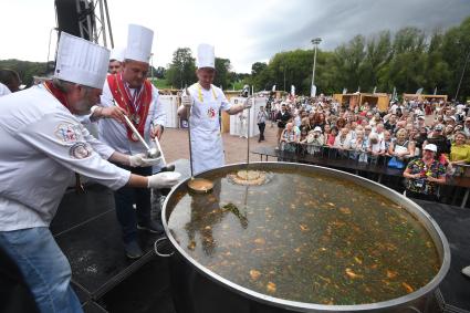 Москва. Площадка `Национальная кухня` на Межрегиональном фестивале `Русское поле`, который проходит на территории музея-заповедника  Коломенское.