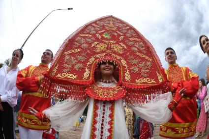 Москва. На Межрегиональном фестивале `Русское поле`, который проходит на территории музея-заповедника  Коломенское был установлен рекорд `Самый большой кокошник в мире`.