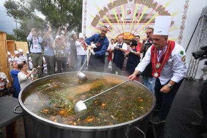 Москва. Площадка `Национальная кухня` на Межрегиональном фестивале `Русское поле`, который проходит на территории музея-заповедника  Коломенское. Председатель Московской городской думы Алексей Шапошников (слева)