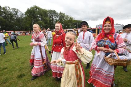 Москва. Участники на Межрегиональном фестивале `Русское поле`, который проходит на территории музея-заповедника  Коломенское.