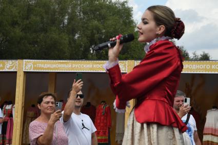 Москва. Выступление артистов на Межрегиональном фестивале `Русское поле`, который проходит на территории музея-заповедника Коломенское.