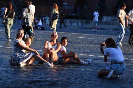 Москва. Посетители на Межрегиональном фестивале `Русское поле`, который проходит на территории музея-заповедника Коломенское.