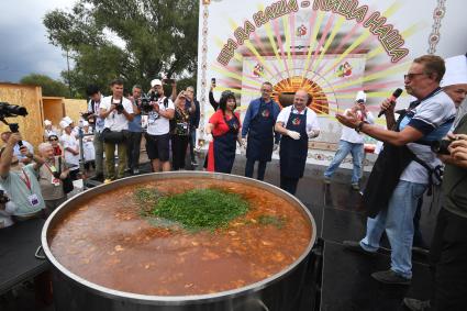 Москва. Площадка `Национальная кухня` на Межрегиональном фестивале `Русское поле`, который проходит на территории музея-заповедника  Коломенское. Председатель Московской городской думы Алексей Шапошников (в центре) принял участие в фестивале.