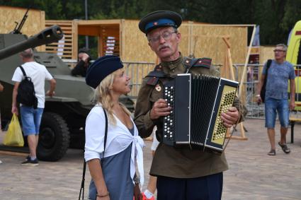 Москва. Участники на Межрегиональном фестивале `Русское поле`, который проходит на территории музея-заповедника  Коломенское.