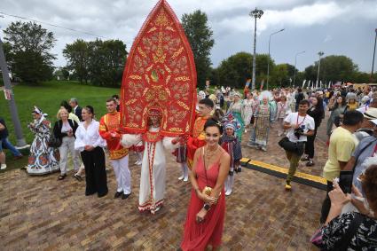 Москва. На Межрегиональном фестивале `Русское поле`, который проходит на территории музея-заповедника Коломенское был установлен рекорд `Самый большой кокошник в мире`.