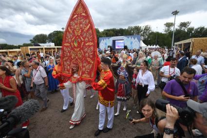 Москва. На Межрегиональном фестивале `Русское поле`, который проходит на территории музея-заповедника  Коломенское был установлен рекорд `Самый большой кокошник в мире`.