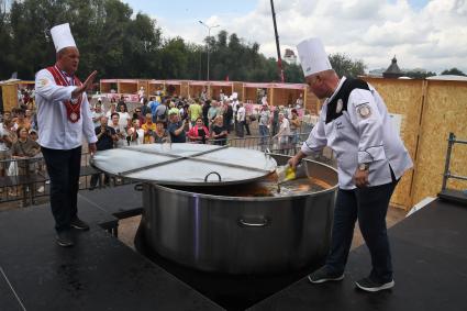 Москва. Площадка `Национальная кухня` на Межрегиональном фестивале `Русское поле`, который проходит на территории музея-заповедника  Коломенское.