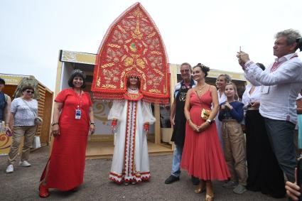 Москва. На Межрегиональном фестивале `Русское поле`, который проходит на территории музея-заповедника  Коломенское был установлен рекорд `Самый большой кокошник в мире`.