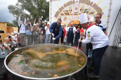 Москва. Площадка `Национальная кухня` на Межрегиональном фестивале `Русское поле`, который проходит на территории музея-заповедника  Коломенское. Председатель Московской городской думы Алексей Шапошников (слева) принял участие в фестивале.