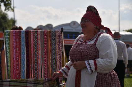 Москва.  Участники на Межрегиональном фестивале `Русское поле`  на территории музея-заповедника  Коломенское.