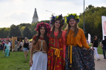 Москва.  Посетители на Межрегиональном фестивале `Русское поле`  на территории музея-заповедника  Коломенское.