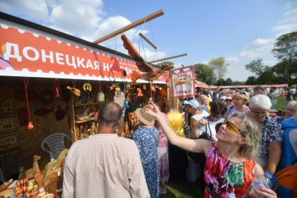 Москва. Посетители на Межрегиональном фестивале `Русское поле` на территории музея-заповедника Коломенское.