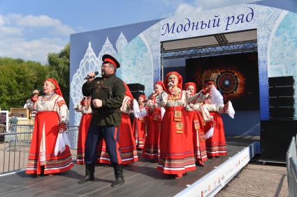 Москва. Выступление артистов на Межрегиональном фестивале `Русское поле`  на территории музея-заповедника  Коломенское.