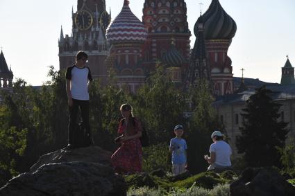 Москва. Посетители в парке Зарядье.