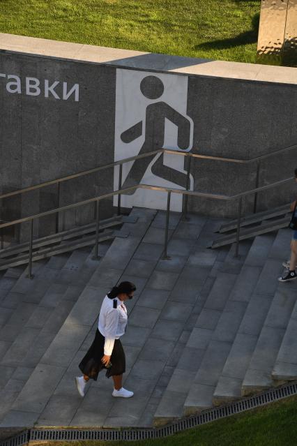 Москва.   Женщина в пешеходном переходе.