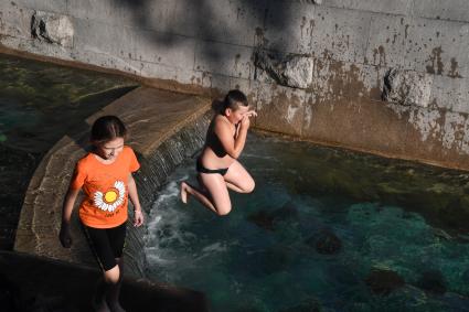 Москва.  Дети купаются в фонтане.