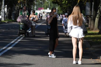 Москва.   Горожане в жаркий день гуляют в парке.