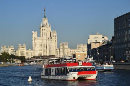 Москва.   Прогулочный теплоход на Москва реке.