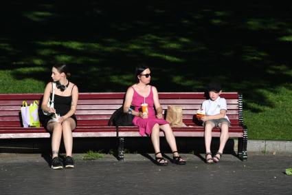 Москва.   Горожане отдыхают на скамейке.