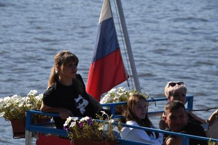 Москва.   Девушка  на прогулочном теплоходе.