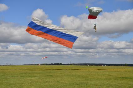 Серпухов.  Спецназовцы Росгвардии совершили парашютный прыжок с российским флагом, акция   приуроченная ко Дню флага, состоялась на аэродроме  под Серпуховом.