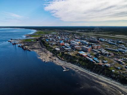 Красноярский край. Хатанга.  Вид с реки Хатанга на поселок Хатанга и морской порт.