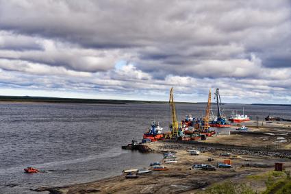 Красноярский край. Хатанга.  Вид реки Хатанга и морской порт.