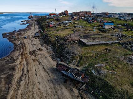 Красноярский край. Хатанга.  Вид с реки Хатанга на поселок Хатанга и морской порт. Груды техногенного мусора.