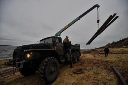 Красноярский край. Хатанга.  Волонтеры  собирают металлолом во время экологической экспедиции РГО по очистке Арктической зоны Российской Федерации от техногенного загрязнения `Арктика. Генеральная уборка`.