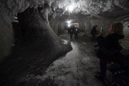 Красноярский край. Хатанга. Посетители в  музее мамонта в Хатанге. Музей расположен в пещере, вырубленной в толще вечной мерзлоты.