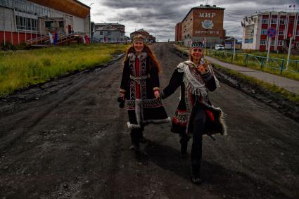 Красноярский край. Хатанга. Девушки в национальной одежде на улице города на празднике День оленевода.