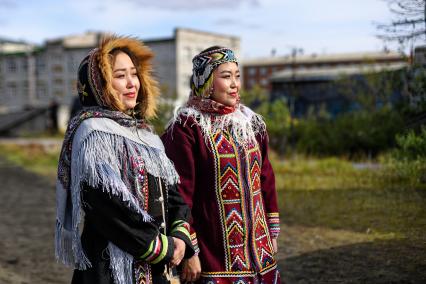 Красноярский край. Хатанга.   Девушки в национальной одежде  на улице города на празднике День оленевода.