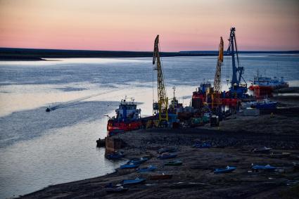 Красноярский край. Хатанга.   Вид на реку Хатанга и морской порт.