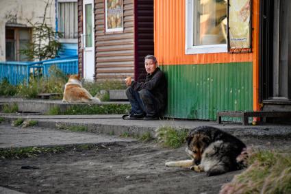 Красноярский край. Хатанга.   Местный житель на  улице поселка.