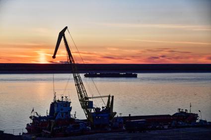 Красноярский край. Хатанга.   Вид на реку Хатанга и морской порт.