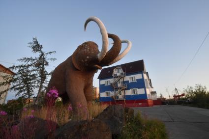 Красноярский край. Хатанга.   Скульптура мамонта на улице  поселка.