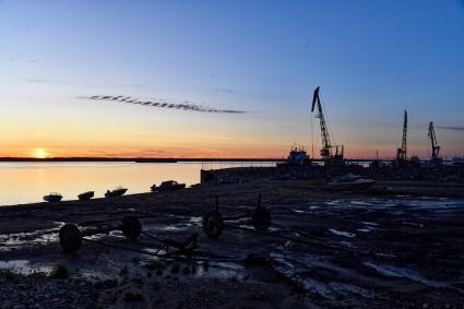 Красноярский край. Хатанга.   Вид на реку Хатанга и морской порт.