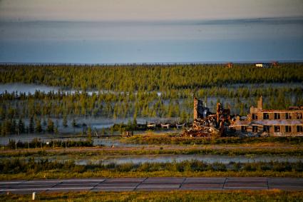 Красноярский край. Хатанга.  Вид на разрушенный дом.