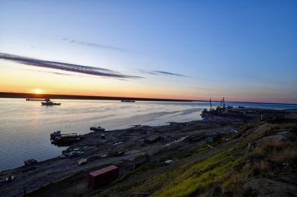 Красноярский край. Хатанга. Вид на реку Хатанга и морской порт.