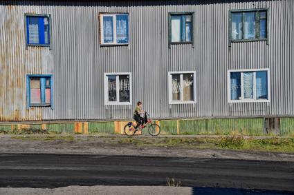 Красноярский край. Хатанга.  Мальчик едет на велосипеде.