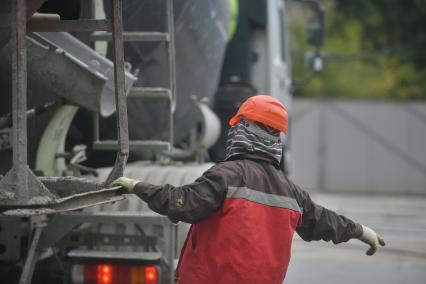 Екатеринбург. Рабочий у бетономешалки,на месте строительства многоквартирного жилого дома ЖК \'Новация\', строящегося в рамках программы комплексного развития территории, на месте ранее снесенных аварийных бараков