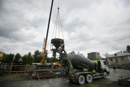 Екатеринбург. Рабочий у бетономешалки,на месте строительства многоквартирного жилого дома ЖК \'Новация\', строящегося в рамках программы комплексного развития территории, на месте ранее снесенных аварийных бараков