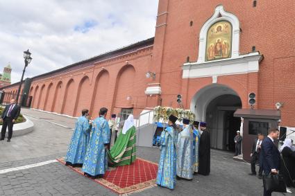 Москва.  Патриарх Московский и всея Руси Кирилл   перед церемонией освящения отреставрированной надвратной иконы Спаса Нерукотворного  на Спасской башне Московского Кремля.