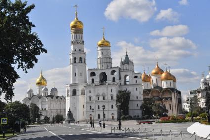 Москва.  Вид на Архангельский собор, колокольню Ивана Великого  с Успенской звонницей и Успенский собор (слева направо) Московского Кремля.