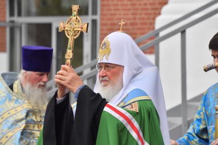 Москва. Патриарх Московский и всея Руси Кирилл после церемонией освящения отреставрированной надвратной иконы Спаса Нерукотворного на Спасской башне Московского Кремля.