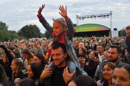 Москва. Посетители  на летнем фестивале  СберМаркета `Лето открытий` в парке Музеон.