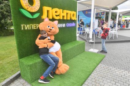 Москва. Посетители на летнем фестивале СберМаркета `Лето открытий` в парке Музеон.